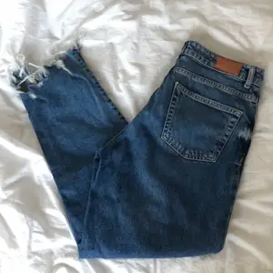 Säljer ett par jeans från Mango i väldigt fint skick! De har hög midja samt slitning vid ankeln. Modellen är ”mom jeans”. 