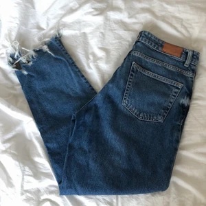 Jeans  - Säljer ett par jeans från Mango i väldigt fint skick! De har hög midja samt slitning vid ankeln. Modellen är ”mom jeans”. 