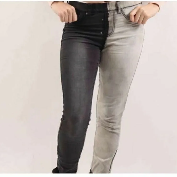 Hej! Vi är ett UF-företag som designa om gamla och oanvänbara kläder och sälja dem. Du kan betala via swish.. Jeans & Byxor.