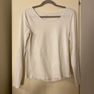 Vanlig vit tröja  - Vit långärmad tröja från lager 157 i storlek L, säljer den för att jag fick två likadana i julklapp. 