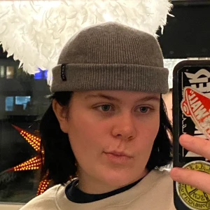 Skatemössa  - Säljer denna skatemössa för att den ser skev ut på mig! Aldrig använd. Har även en i svart!