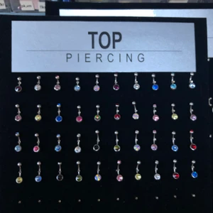 Navelpiecing REA - Köp navelpiecing smycken i kirurgiskt stål i valfri färg. Rean gäller 10 och 12 mm modellerna. Finns 6,8,9,10 och 12 i stolekar. Endast 22kr styck. Ordinarie 35kr! +frakt