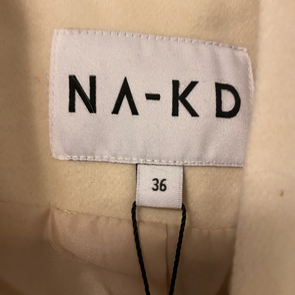 En kappa från NAKD. Aldrig använd då den är för stor för mig. Jag har oftast 36 men köpte själv en 34 då jag ville ha en mindre storlek. Finns inte längre att köpa 😁. Jackor.