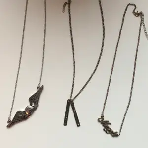 Tre superfina Harry Potter halsband som jag inte använder pga att jag inte är ett så stort fan längre. På den tredje står det ”muggle”. Säljer alla för samma pris!❤️