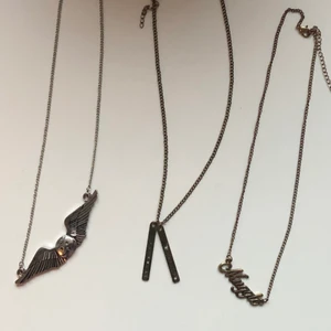 Harry Potter halsband - Tre superfina Harry Potter halsband som jag inte använder pga att jag inte är ett så stort fan längre. På den tredje står det ”muggle”. Säljer alla för samma pris!❤️