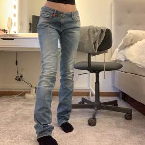 Lågmidjade jeans från Replay! Helt nya och oanvända med lappen kvar! Orginalpris: 1399kr. Säljer då de är för stora för mig. 💕 innerbenslängd: 88 cm, midjemått: 74 cm