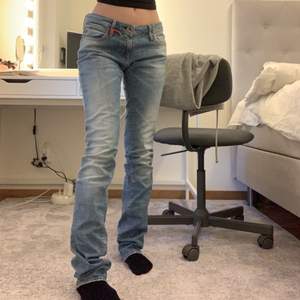 Lågmidjade jeans från Replay! Helt nya och oanvända med lappen kvar! Orginalpris: 1399kr. Säljer då de är för stora för mig. 💕 innerbenslängd: 88 cm, midjemått: 74 cm