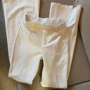 Vita kostymbyxor med slits - Vita byxor ifrån bershka, super snygga till sommaren 