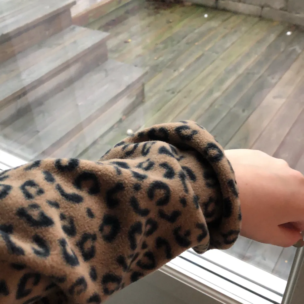 Leopard tröja från Chiquelle i storlek XS. Bra skick, knappt använd!. Tröjor & Koftor.