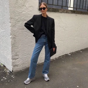 Raka jeans  - Raka jeans från Weekday i modellen Row. Använda men är i väldigt bra skick!