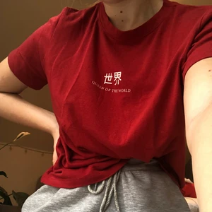 Röd T-shirt i strl S - Skön t-shirt i väldigt mjukt och stretchigt material. Sitter löst på mig som bär storlek S. Skriv om ni har frågor. Köparen står för frakt. 