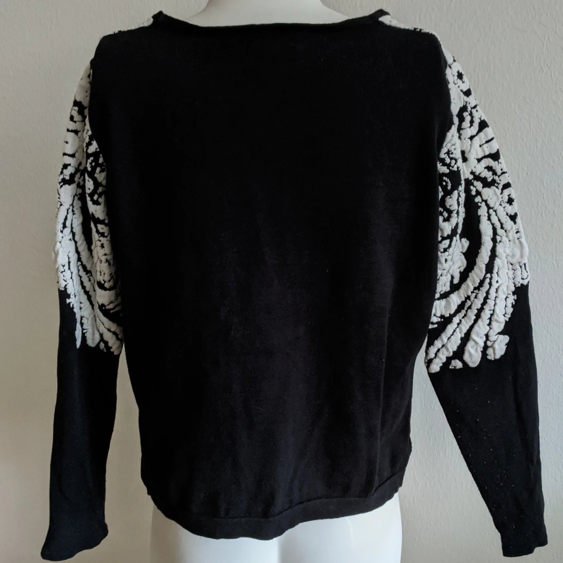 Svartvit tröja  - 91