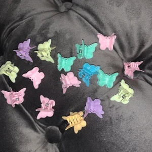 Hårklämmor - Världens sötaste hårklämmor. 1 kostar 6kr + frakt. 3 kostar 15kr + frakt. 5 kostar 20kr + frakt. Finns i färgerna: rosa, gul, lila, blå, grön, orange💕 Frakten blir 11kr oavsett hur många du köper❤️ Sista bilden visar de som finns kvar🥰