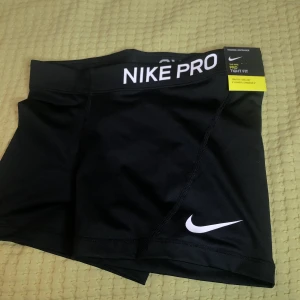 Nya nike pro tight - Nya nike pro tight med taggar , har köpt för små