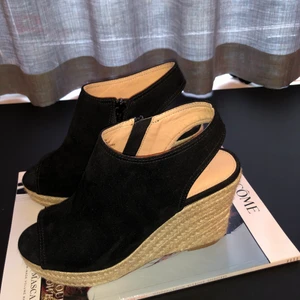 Svarta Kilklack - Riktigt snygga kilklackar som passar till allt! Säljer då dem e för stora för mig därav använd endast en gång. Nypris 800kr.  Kan mötas upp i Gbg området 