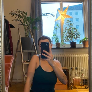 Linne - Mörkt blått/grön linne! Väldigt elastiskt!