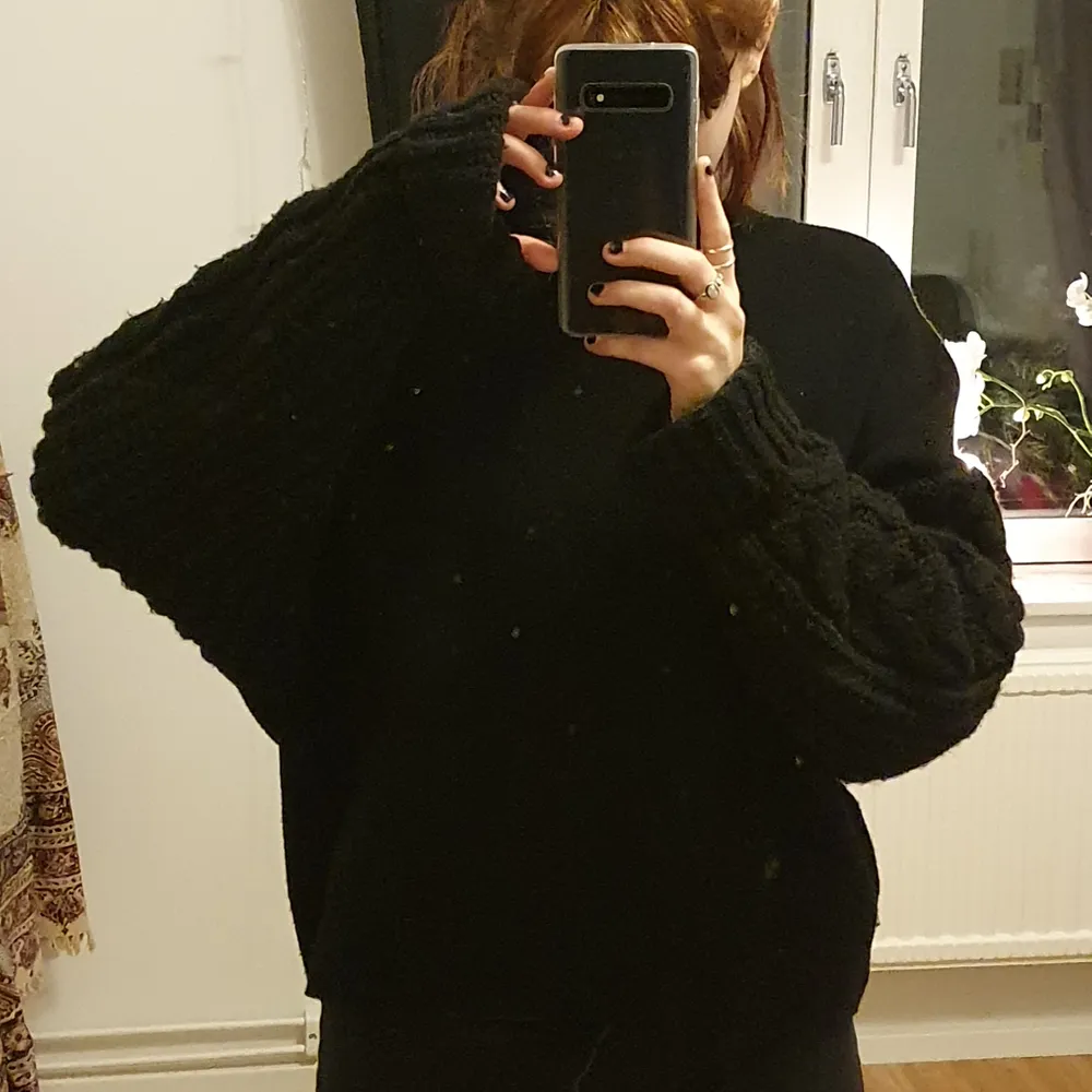 Jättemysig svart tröja köpt från Zara! Ärmarna är stickade och hela tröjan är i superskönt material, perfekt till vintern💓💓  köparen står för frakt eller mötas upp i Stockholm!. Tröjor & Koftor.