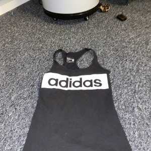 Addias träningslinne  - Storlek XS passar mig som när S. Ett vanligt addias linne 