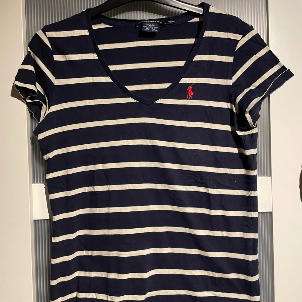 Randig Ralph Lauren T-Shirt i storlek XS. Köpt för 500kr. Använt ett fåtal gånger. . T-shirts.