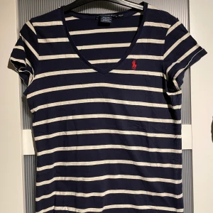Ralph Lauren T-Shirt  - Randig Ralph Lauren T-Shirt i storlek XS. Köpt för 500kr. Använt ett fåtal gånger. 