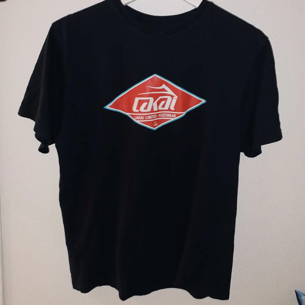 Lakai T-shirt, knappt använd. Size L ⚡️. T-shirts.