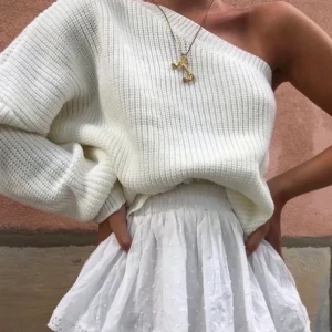 💓 Jättesnygg one-shoulder tröja 💓 - Säljer denna populära one shoulder tröja i stickat material. ☺️ Endast använd 2 gånger och är därför i nyskick! Säljer på grund av att den inte kommer till användning. Om det är fler som är intresserade får ni buda i kommentarerna eller skicka till mig privat. Köparen står för frakten. Första bilden är en lånad bild, på andra bilden ser ni hur plagget ser ut. Kan absolut skicka fler bilder på plagget om det önskas 💓