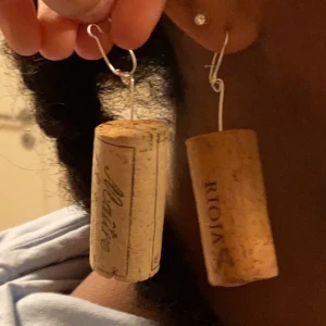 Örhänge  - Ett par coola propp kork örhänge som vi gärna säljer. Dm:a vid intresse💕