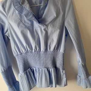 Ljusblå slutsåld blus!! - Ljusblå blus. Säljer pga att jag inte använder den, är i nyskick! För er som känner igen är det samma blus som användes av Victors flickvän i solsidan! 😊 Pris kan diskuteras!