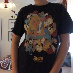Zara tröja - Superfin t-shirt från zara med Alice i underlandet motiv som är lite oversized och passar till allt! Säljer då den inte längre kommer till användning<333