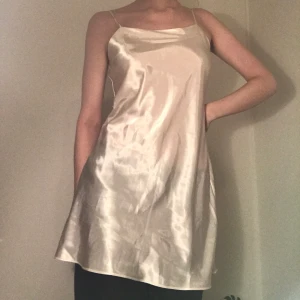 Slip klänning  - Satinklänning från h&m för längesen, almost vintage;p men är som ny!  jag e 177 och har S 👾 PAXAD