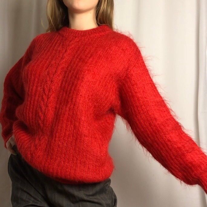 Stickad tröja, vintage från märket Belle Tricot i mycket gott skick! Materialet står på något annat språk men det är definitivt något naturmaterial som ull eller mohair-därav är den lite stickig. Står ingen storlek men passar XS-M (jag har S). +Frakt 63kr. Tröjor & Koftor.