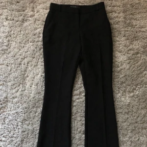 Utsvängda kostymbyxor - Aldrig använda. Skriv för fler bilder!💫