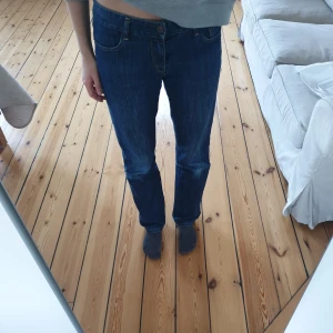 Levis - Mörkblå jeans från levis, 501. Lågmidjade. Jag är 172 cm o de är i perfekt längd för mig💕😊 tror de är unisex!