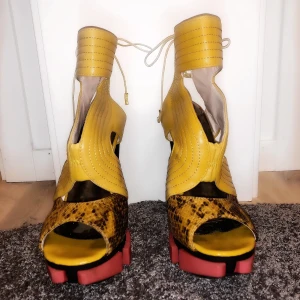 Klackskor - Jätte fina och unika klackskor i storlek 37. Köpta utomlands. Skorna är jätte bekväma att gå i. Endast använda en gång. Har en liten slitning i lädret men det är inget som syns tydligt. 