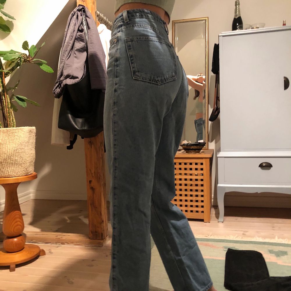 Weekday jeans i modellen Row. Storlek W25 L30 Innerbensöm: 75 cm,   Midja: 72 cm. Använda men i bra skick. Totalt blir det 279kr inklusive frakt⛄️. Jeans & Byxor.