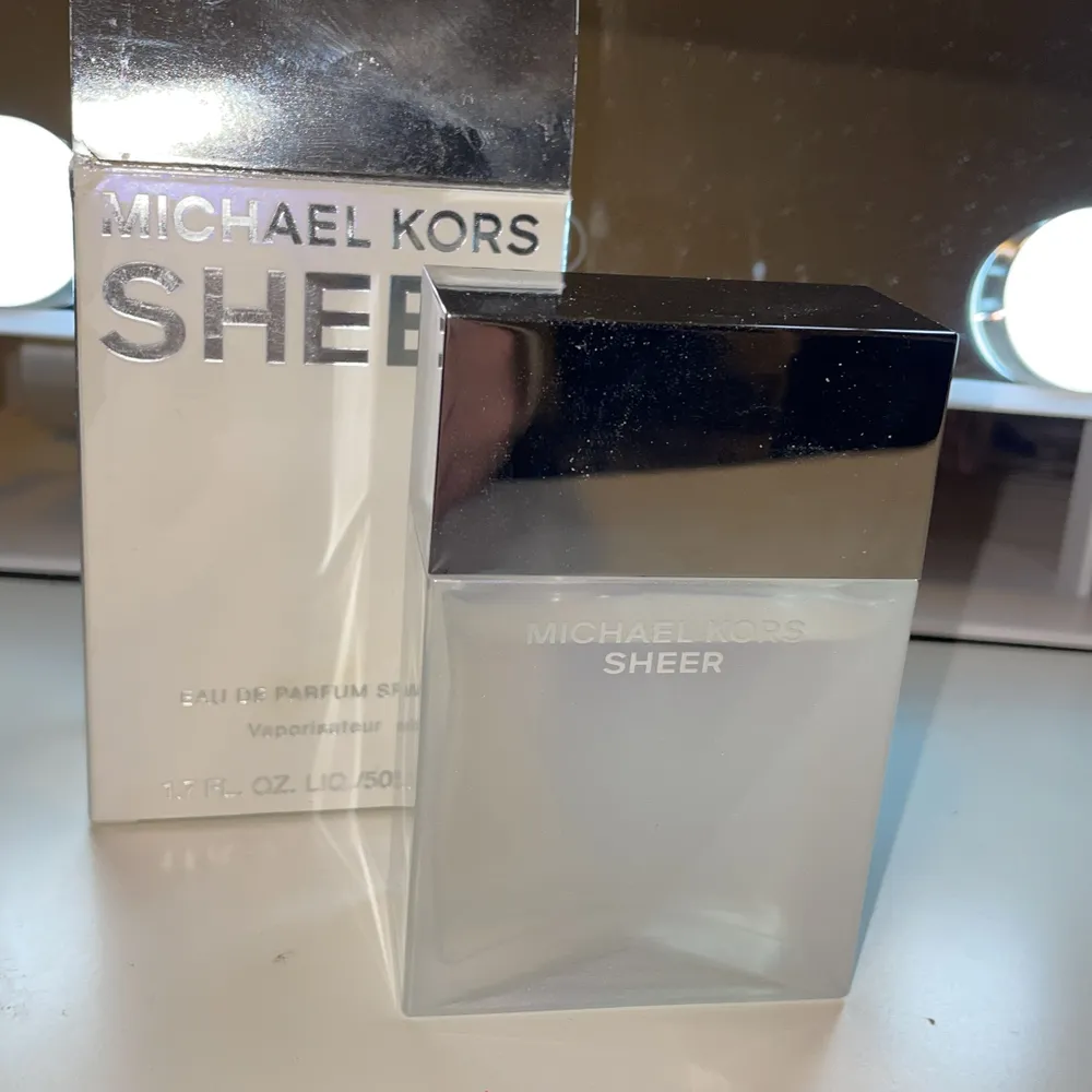 Parfym från Michael kors 50ml, säljer pga använder inte, den är inprincip ny! En mjuk och feminin doft med noter av cederträ, lilja och dragon.. Övrigt.