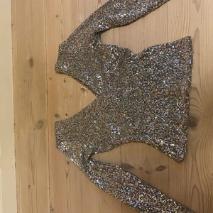 Nyårstop från zara  - Glittrig långärmad topp från zara perfelt till fest eller nyår