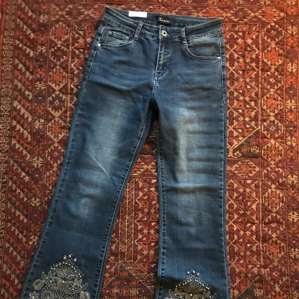 Oanvända jeans, nyinköpta o endast testade! Tyvärr var de lite för korta och tajta för min smak!! Mindre i storleken men stretchiga👍 och  utsvängda, unika och sköna på!. Jeans & Byxor.