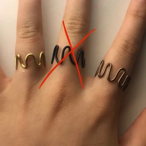 Ringar - Säljer fyra vågiga ringar💖 De som inte finns kvar är kryssade💖 En för 39 och skriv privat om du vill ha fler för billigare pris💖 jutserbar och köparen står för frakten