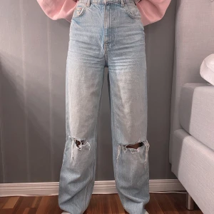 Zara jeans med hål - Säljer dessa snygga zara jeans i strl 34 på grund av att dem tyvärr blivit för små. Jättefina och använda ett fåtal gånger, är i bra skick! 😊💓
