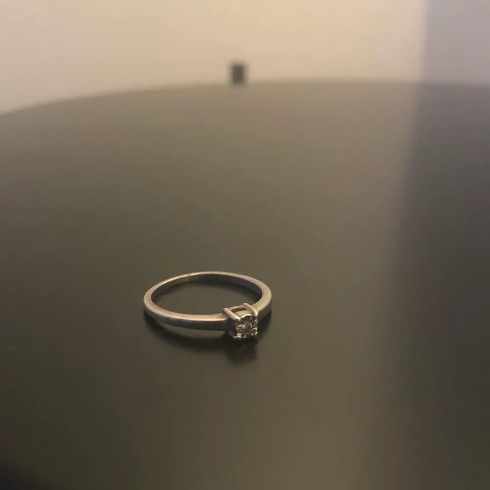 Superfin ring i silver med en äkta diamant. Köpt för länge sen och använt men är i bra skick. Säljer för att jag inte längre använder.. Övrigt.