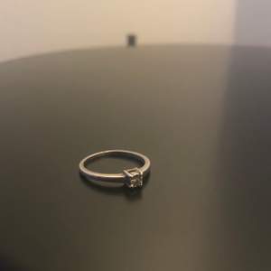 Superfin ring i silver med en äkta diamant. Köpt för länge sen och använt men är i bra skick. Säljer för att jag inte längre använder.