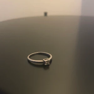 Äkta diamant ring - Superfin ring i silver med en äkta diamant. Köpt för länge sen och använt men är i bra skick. Säljer för att jag inte längre använder.