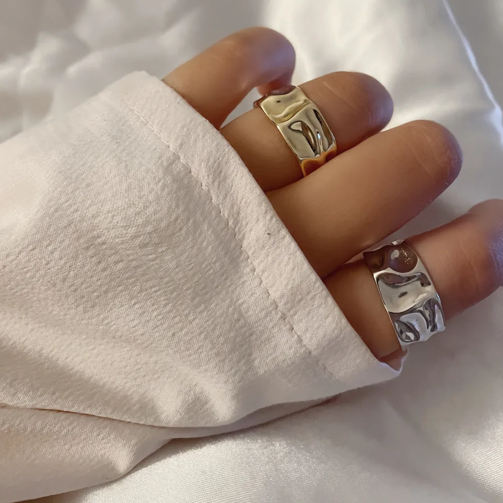 NU FINNS DESSA ÄNTLIGEN TILLBAKA! Ringarna är i s925 silver, dvs de färgar inte av sig⛓ Ringarna är töjbara och säljs i silver och guld 🤍💛 GRATIS FRAKT 📦 ✨. Accessoarer.