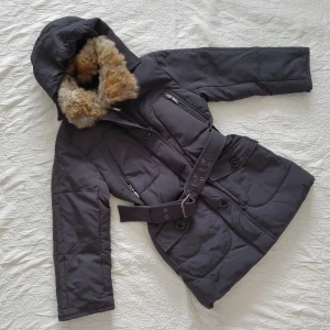 Jacka - Nyskick med äkta päls. Str128-134cm