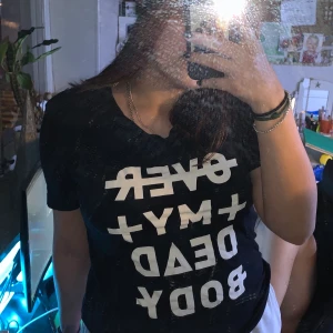 OVER MY DEAD BODY T-SHIRT  - Säljer en helt oanvänd tröja med trycket over my dead body, väldigt bekväm att ha på sig, snygg design och är perfekt för dig som söker en snygg T-shirt, finns på gröna linjen, tar emot Swish & kontanter :)