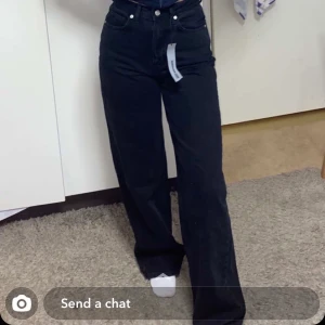 Svarta vida jeans - Helt nya och oanvända jeans från NAKD, alla lappar finns kvar+ extra knappar. Dom är endast testade och säljs då dom är för långa i benen (syns på första bilden). Jag är 163 cm, jeansen är i storlek 34 men passar även 36. Jeansen är svarta men andra bilden var tagen med flash vilket fick dom att se lite gråa ut. Nypris är 500kr men jag säljer dom för 350kr då dom är helt nya, pris kan dock diskuteras☺️
