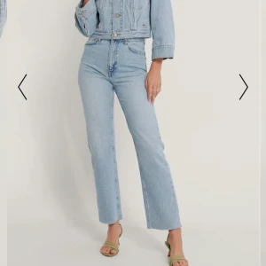 Blåa jeans nakd - Säljer mina jättefina jeans från nakd, de är ganska nya så jag har inte hunnit använda dom jättemycket och därav är de i väldigt bra skick. Hur fina som helst men jag säljer dom pga att de är för stora💖(kan skicka bättre bilder vid intresse)
