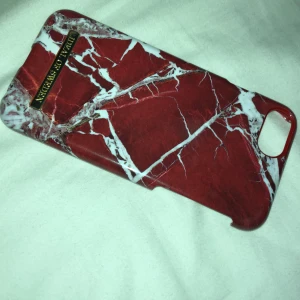 ideal of sweden skal iphone 8 - Rött marmor skal från Ideal Of Sweden. Detta har hållt sin kvalite och är helt med endast naturliga repor i mönstringen som inte syns. Köptes våren 2018 men sparsamt använt.