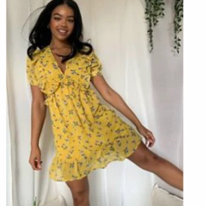 Gulblommig klänning - strl. 34 - Helt ny gulblommig klänning beställd från ASOS. Nypris är 339kr. Säljer för att den är för liten 😢 